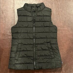 GAP youth black puffer vest size medium